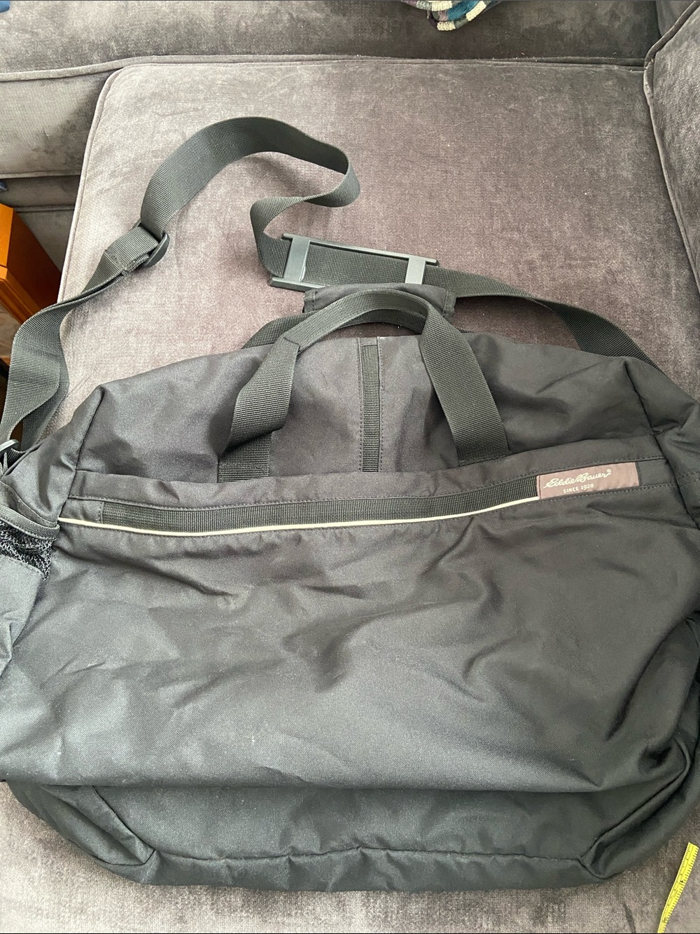 Eddie Bauer Black Men's gym Duffel with Shoulder Strap shoe compartment vguc